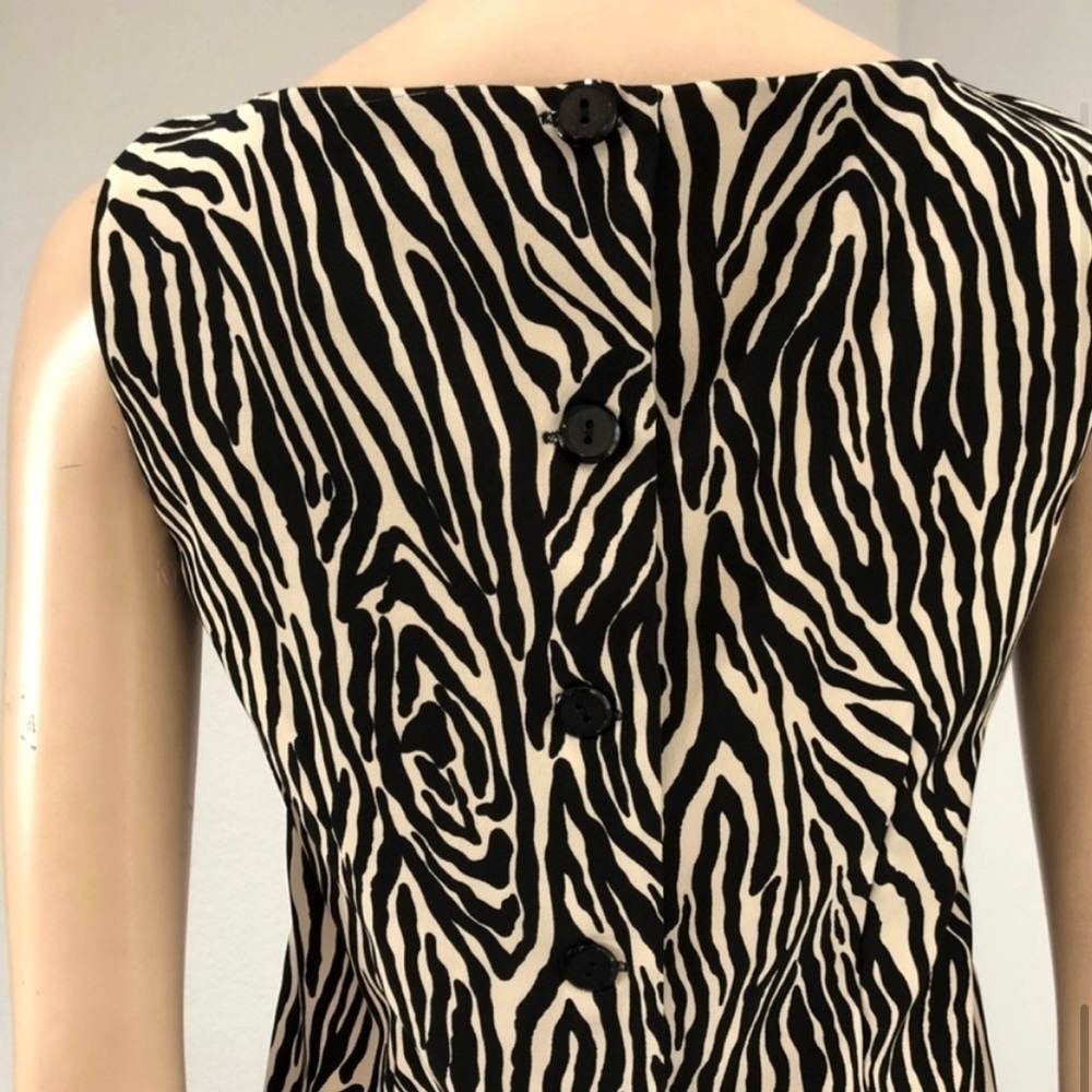 T & Company zebra sleeveless button on back blouse - Picture 11 of 13